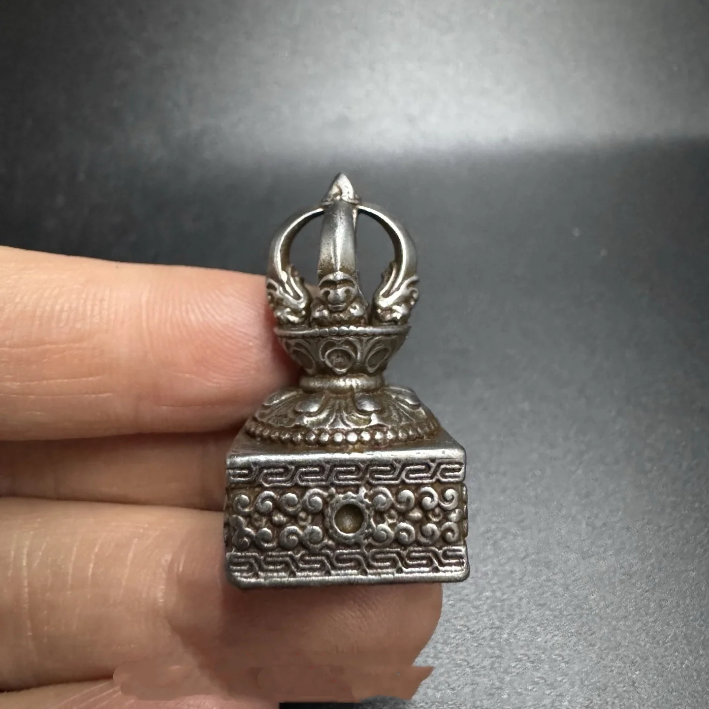 Xizang Meteorite Tiantie Тибетская печать Маленькая статуя
Xizang Meteorite Tiantie Тибетская печать Маленькая статуя