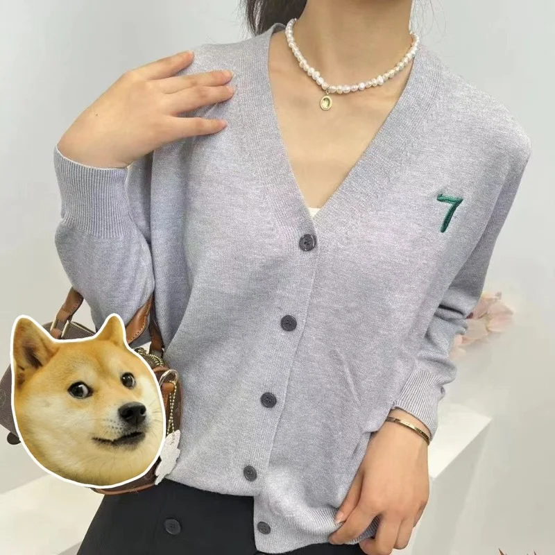 Casual 2022 Autumn and Winter Early Autumn New Korean Style Knitted Embroidery Simple Women's Clothing V-neck Sweater Cardigan
Casual 2022 Autumn and Winter Early Autumn New Korean Style Knitted Embroidery Simple Women's Clothing V-neck Sweater Cardigan