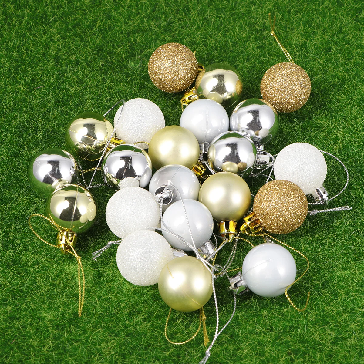 49pcs Christmas Bauble Xmas Tree Hanging Ornament Decorations for Home Christmas New Year Party Decor (White and
49pcs Christmas Bauble Xmas Tree Hanging Ornament Decorations for Home Christmas New Year Party Decor (White and