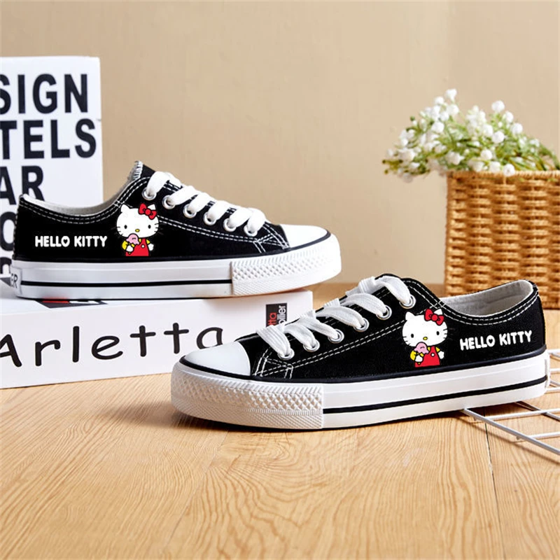Новинка, женская обувь с высоким и низким вырезом Hello Kitty, Повседневная модная универсальная Белая обувь Sanrio, студенческие дорожные спортивные парусиновые туфли
Новинка, женская обувь с высоким и низким вырезом Hello Kitty, Повседневная модная универсальная Белая обувь Sanrio, студенческие дорожные спортивные парусиновые туфли