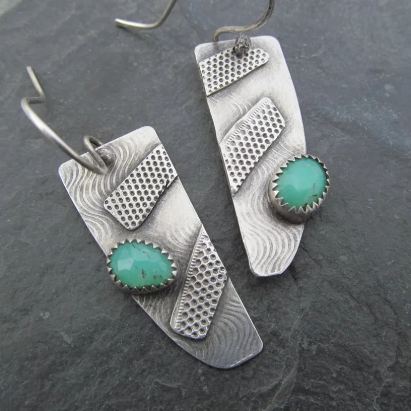 Vintage Geometrically Inlaid Green Stone Earrings New Bohemian Silver Color Metal Carving Irregular Shape Dangle Earrings
Vintage Geometrically Inlaid Green Stone Earrings New Bohemian Silver Color Metal Carving Irregular Shape Dangle Earrings