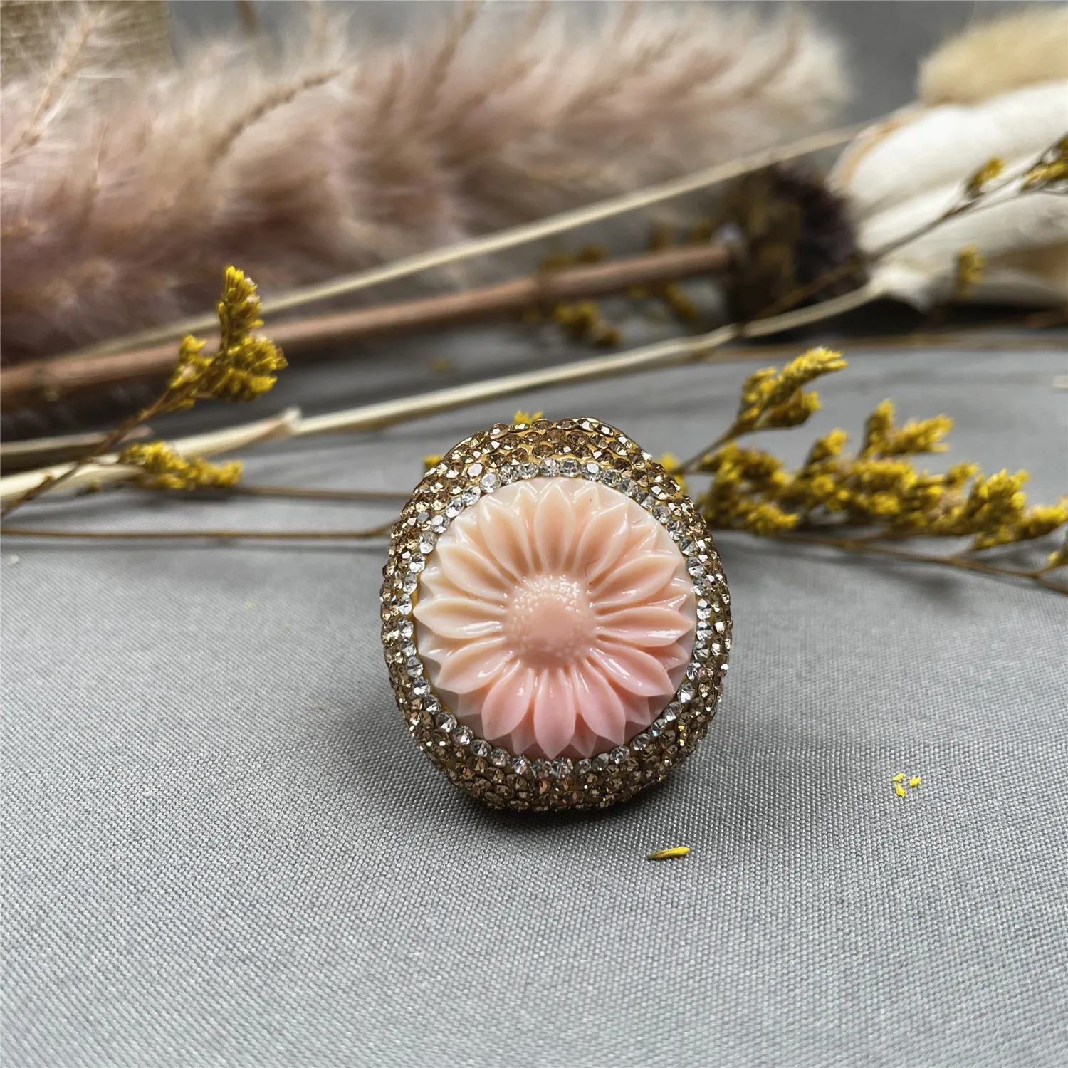 5pcs/batch Pink Shell Carved Flower Surround Rhinestones Women's Personality Ring Jewelry Wholesale
5pcs/batch Pink Shell Carved Flower Surround Rhinestones Women's Personality Ring Jewelry Wholesale