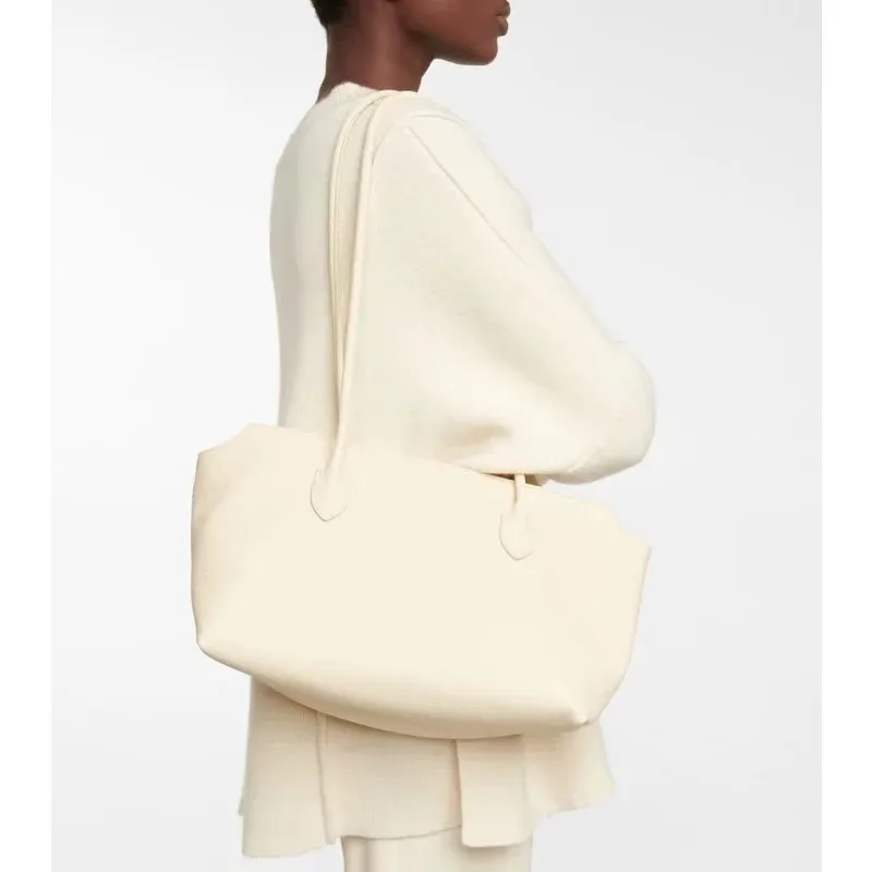 TheR0w Сумка-тоут из воловьей кожи с ручкой в одном и том же стиле
TheR0w Сумка-тоут из воловьей кожи с ручкой в одном и том же стиле