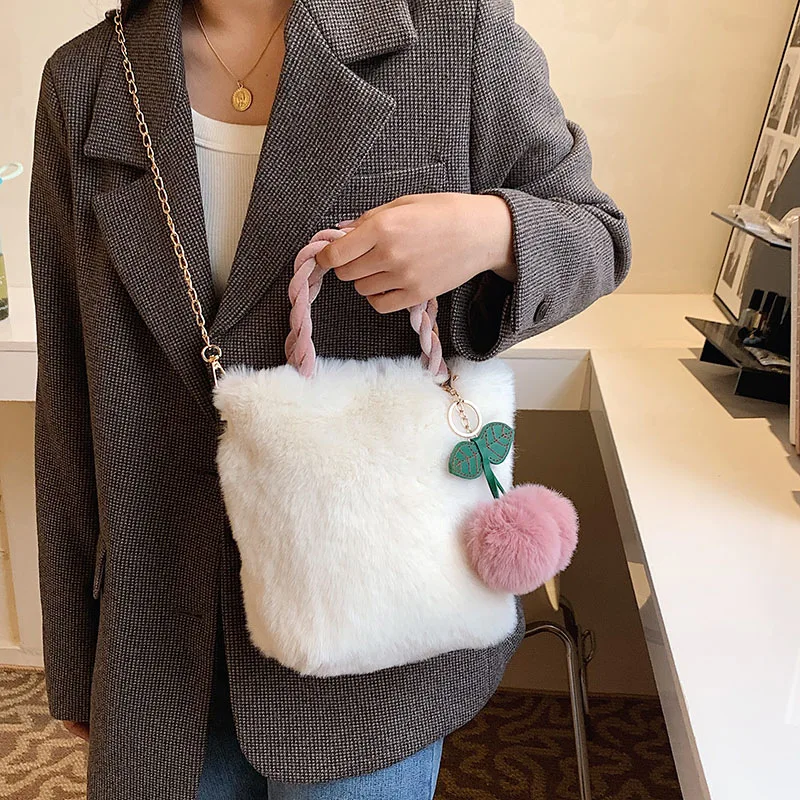 New Fashion Women Soft Plush Shoulder Bags Winter Furry Ladies Clutch Purse Handbag Fashion Female Cherry Pendant Messenger Bag
New Fashion Women Soft Plush Shoulder Bags Winter Furry Ladies Clutch Purse Handbag Fashion Female Cherry Pendant Messenger Bag