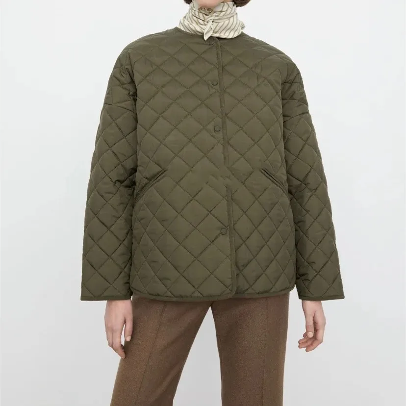 Totem* 2023 Autumn and Winter New Women Short Jacket Splice Diamond Check Round Neck Single-breasted Loose Wind Warm Cotton Coat
Totem* 2023 Autumn and Winter New Women Short Jacket Splice Diamond Check Round Neck Single-breasted Loose Wind Warm Cotton Coat