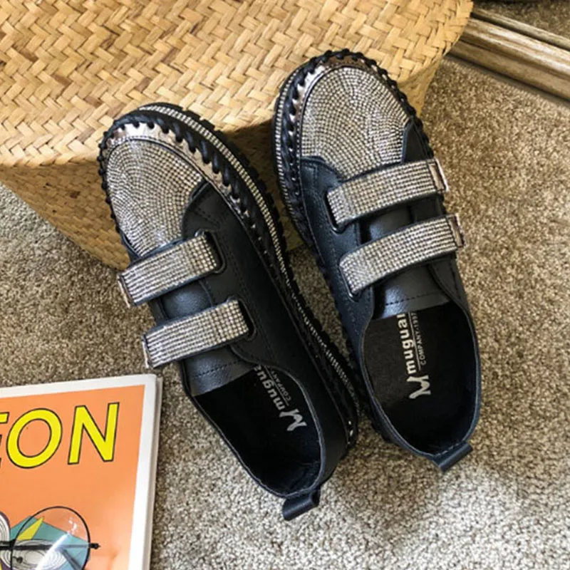 Туфли женские на платформе, лоферы, плоская подошва, липучка, кристаллы, блестящая ткань, кристаллы, черные 
Туфли женские на платформе, лоферы, плоская подошва, липучка, кристаллы, блестящая ткань, кристаллы, черные