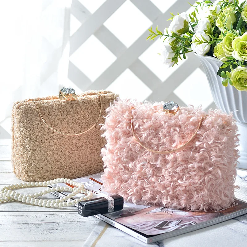 Berber Fleece Material Pink Winter Women Party Evening Hand Bag Elegant Feather Wedding Bags
Berber Fleece Material Pink Winter Women Party Evening Hand Bag Elegant Feather Wedding Bags
