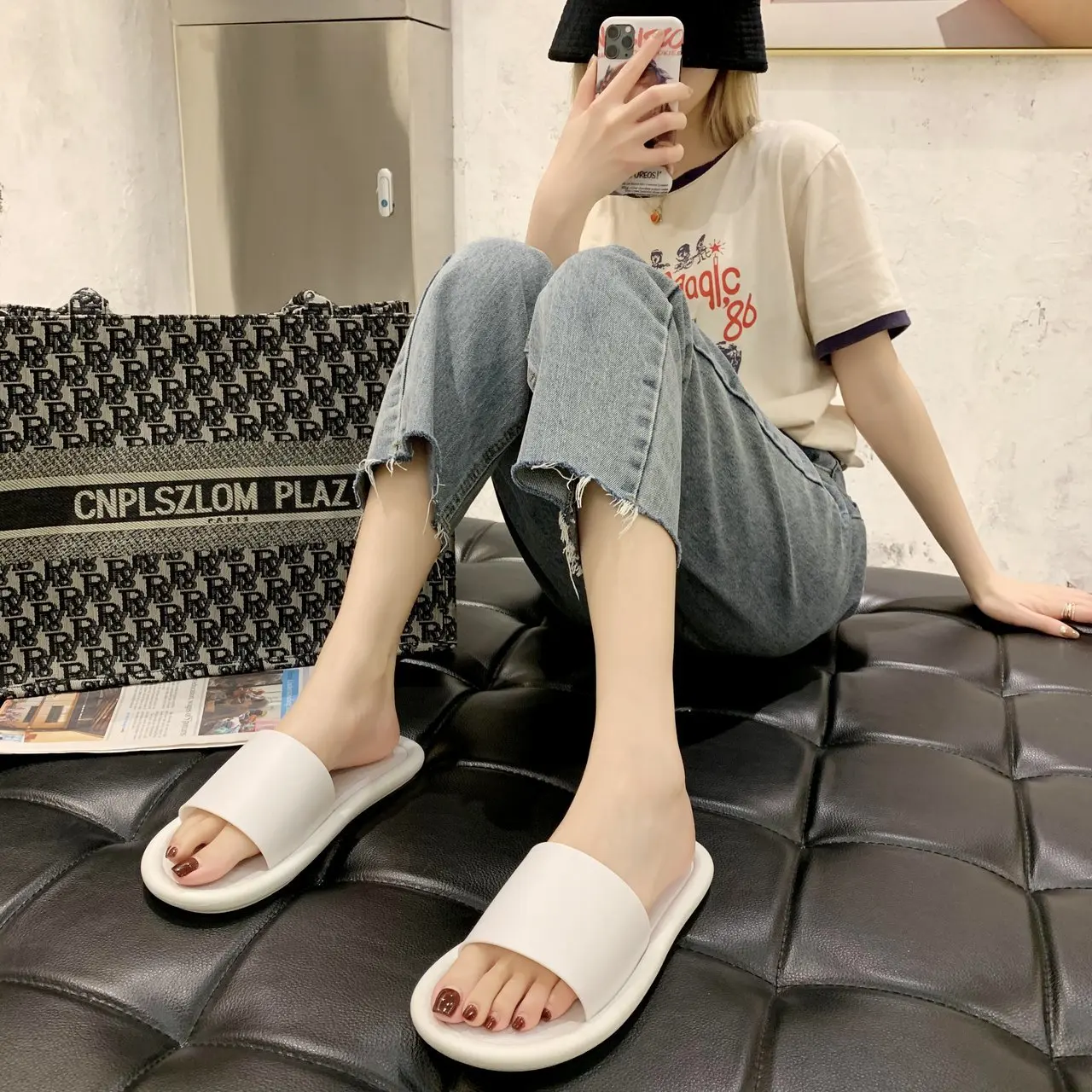 2023 new spring and summer season flat-bottomed home bathroom non-slip solid color slippers 4110
2023 new spring and summer season flat-bottomed home bathroom non-slip solid color slippers 4110