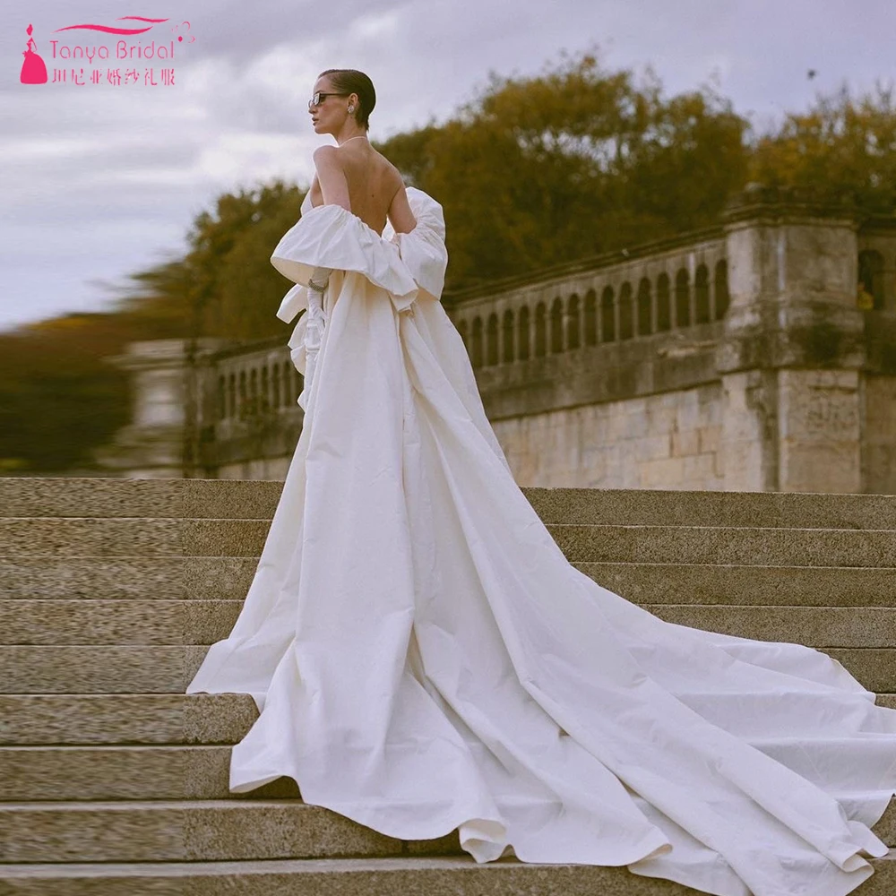 Taffeta Wedding Jacket Cape With Long Train Elegant Fashion Detachable Bridal Bolero Wrap Chic ZJ095
Taffeta Wedding Jacket Cape With Long Train Elegant Fashion Detachable Bridal Bolero Wrap Chic ZJ095