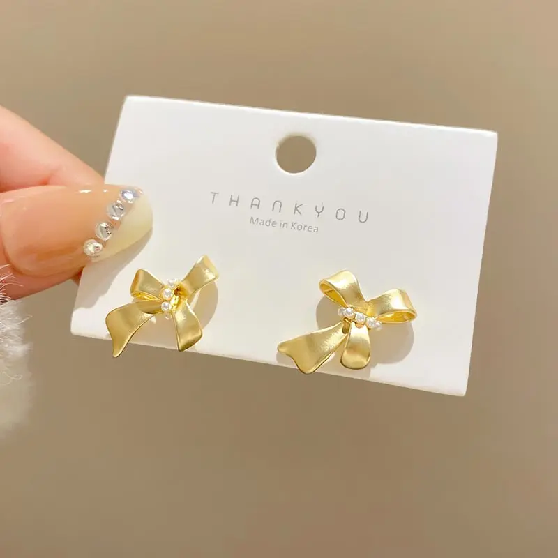 Simple Metal Golden Bow-knot Earrings for Women Korean Style White Pearl Stud Earring Female Wedding Jewelry Accessories Gifts
Simple Metal Golden Bow-knot Earrings for Women Korean Style White Pearl Stud Earring Female Wedding Jewelry Accessories Gifts