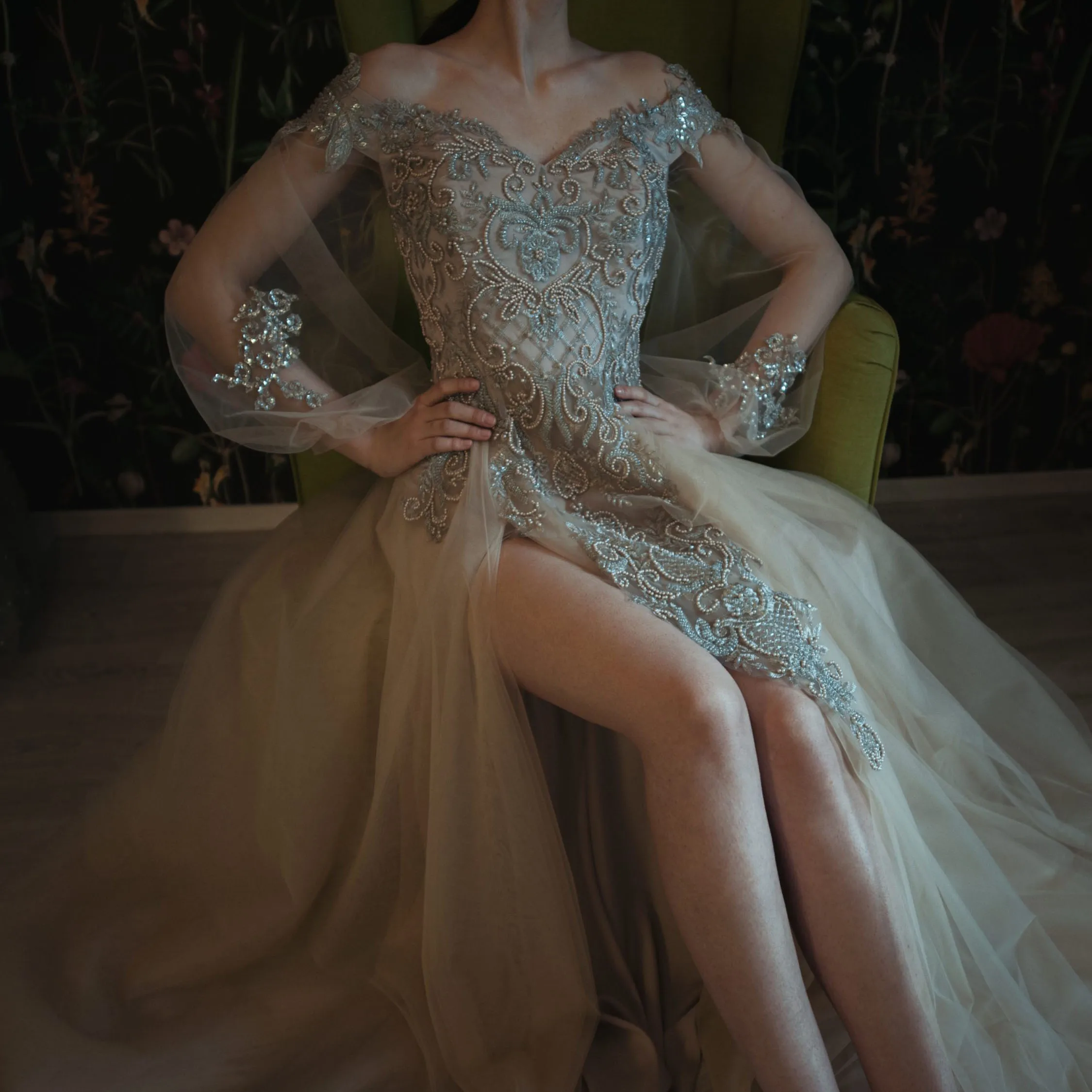 Stunning Champagne Beaded Split Long Gowns Delicate Appliques See Thru Fuff Sleeves A-line Prom Dresses Bridal Gowns
Stunning Champagne Beaded Split Long Gowns Delicate Appliques See Thru Fuff Sleeves A-line Prom Dresses Bridal Gowns