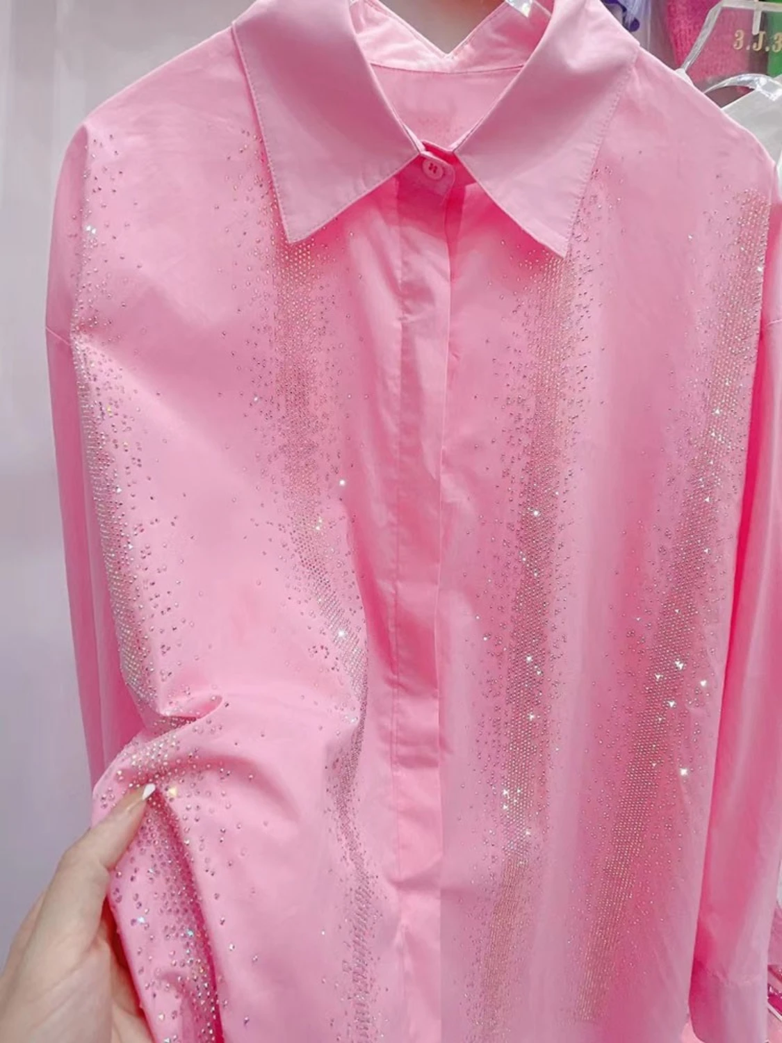 Heavy Rhinestones Polo Collar Pink Blouse Women Chic High-end Temperament Long Sleeve Button Up Shirt Top 2022 Summer New Camisa
Heavy Rhinestones Polo Collar Pink Blouse Women Chic High-end Temperament Long Sleeve Button Up Shirt Top 2022 Summer New Camisa