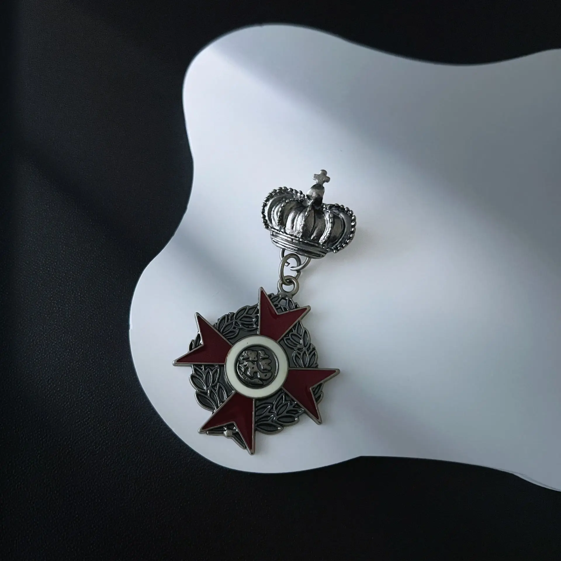 Металлический значок в форме сердца
Металлический значок в форме сердца