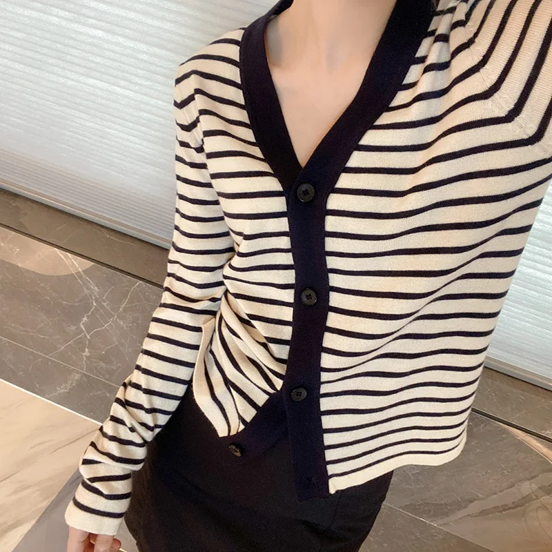New V-neck striped cardigan women's casual casual casual thin five-pointed star letter jacquard knit top
New V-neck striped cardigan women's casual casual casual thin five-pointed star letter jacquard knit top
