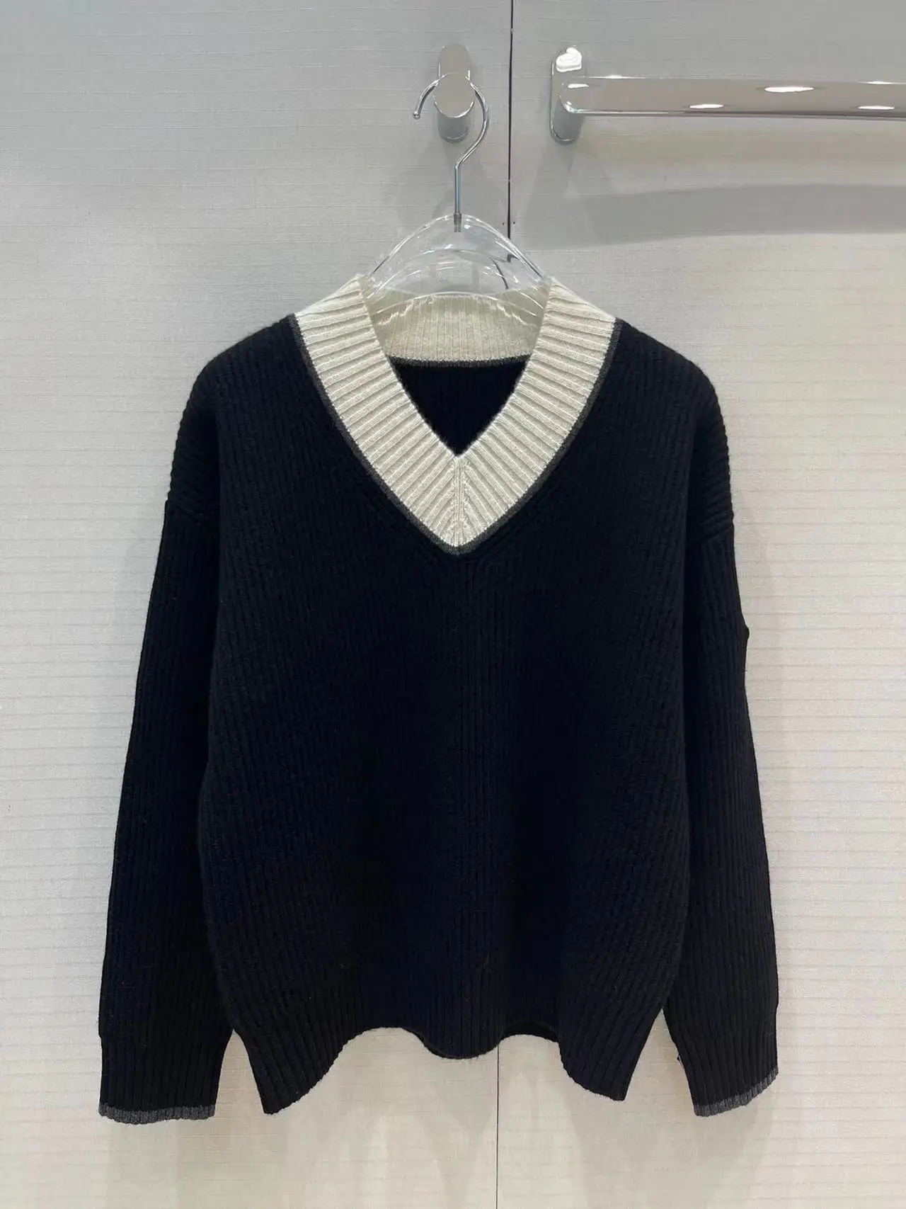 High Quality Runway Design Cashmere Sweater Women 2022 Autumn Knitted V-Neck Femme Pullover Long Sleeves Sweater
High Quality Runway Design Cashmere Sweater Women 2022 Autumn Knitted V-Neck Femme Pullover Long Sleeves Sweater