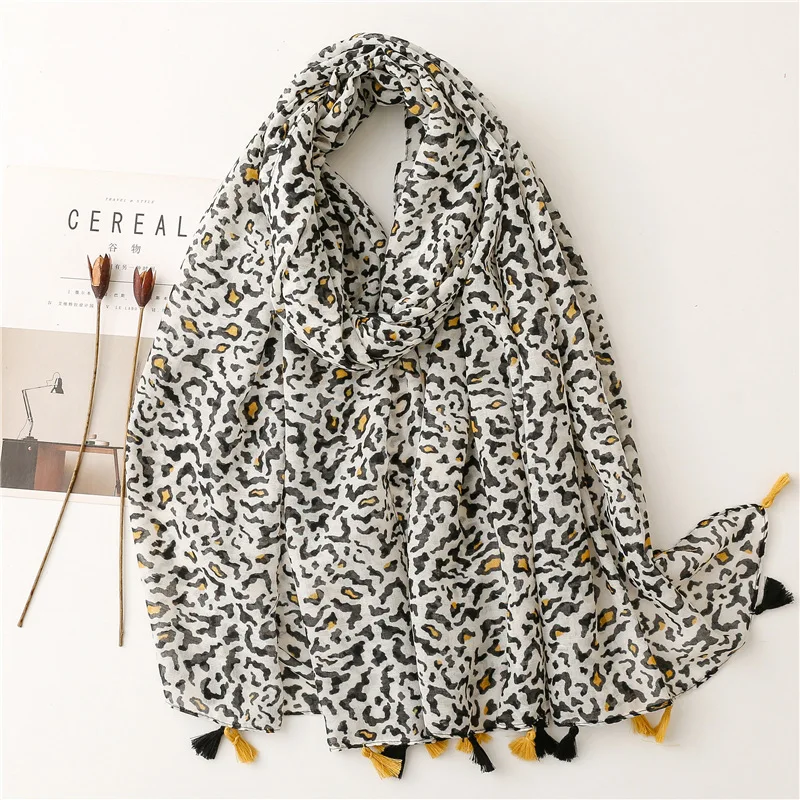 Scarf Bali women's yarn colored small leopard tassels travel sunscreen beach towel shawl.
Scarf Bali women's yarn colored small leopard tassels travel sunscreen beach towel shawl.