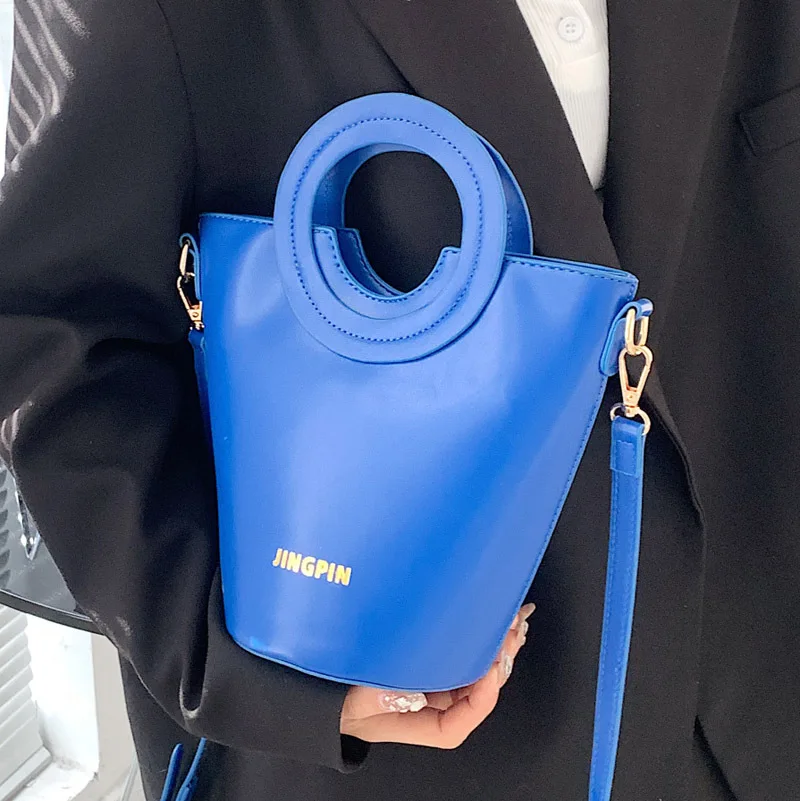 Leather Large-capacity Portable Women's Bag 2021 New Fashion Winter Single Shoulder Messenger Bag Niche Portable Bucket Bag
Leather Large-capacity Portable Women's Bag 2021 New Fashion Winter Single Shoulder Messenger Bag Niche Portable Bucket Bag