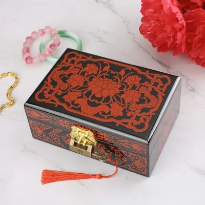 Антикварная лаковая шкатулка для украшений
Антикварная лаковая шкатулка для украшений