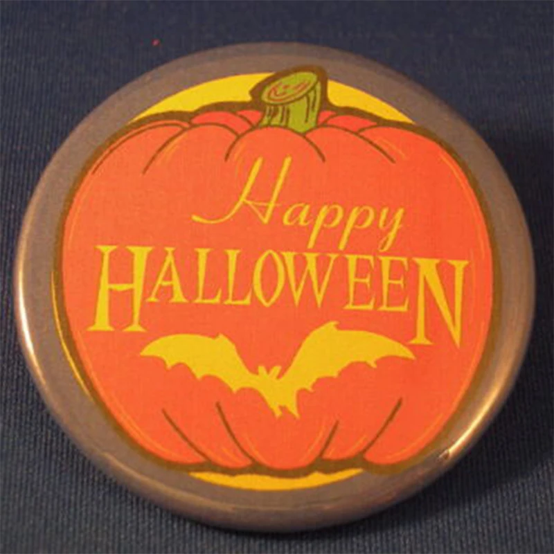 Значок на булавке в виде тыквы летучей мыши на Хэллоуин
Значок на булавке в виде тыквы летучей мыши на Хэллоуин