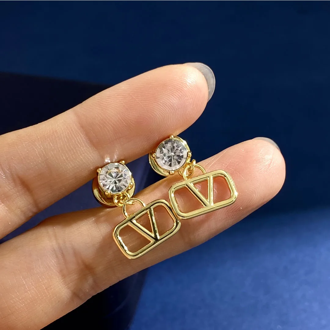 Fashion Stud Earrings Metal Texture Set Stone Letter Glossy Fine Gold Plated Jewelry
Fashion Stud Earrings Metal Texture Set Stone Letter Glossy Fine Gold Plated Jewelry