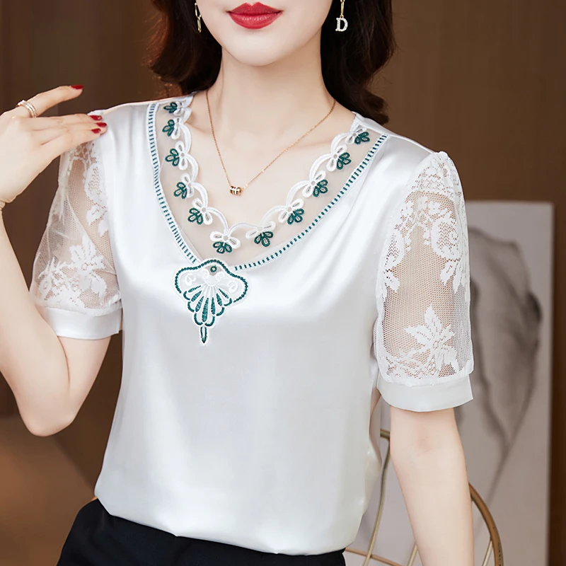 

Пикантная белая шелковая рубашка с коротким рукавом, модные кружевные белые топы с вышивкой, летние элегантные атласные блузки с V-образным вырезом, женские топы, блузы 25733