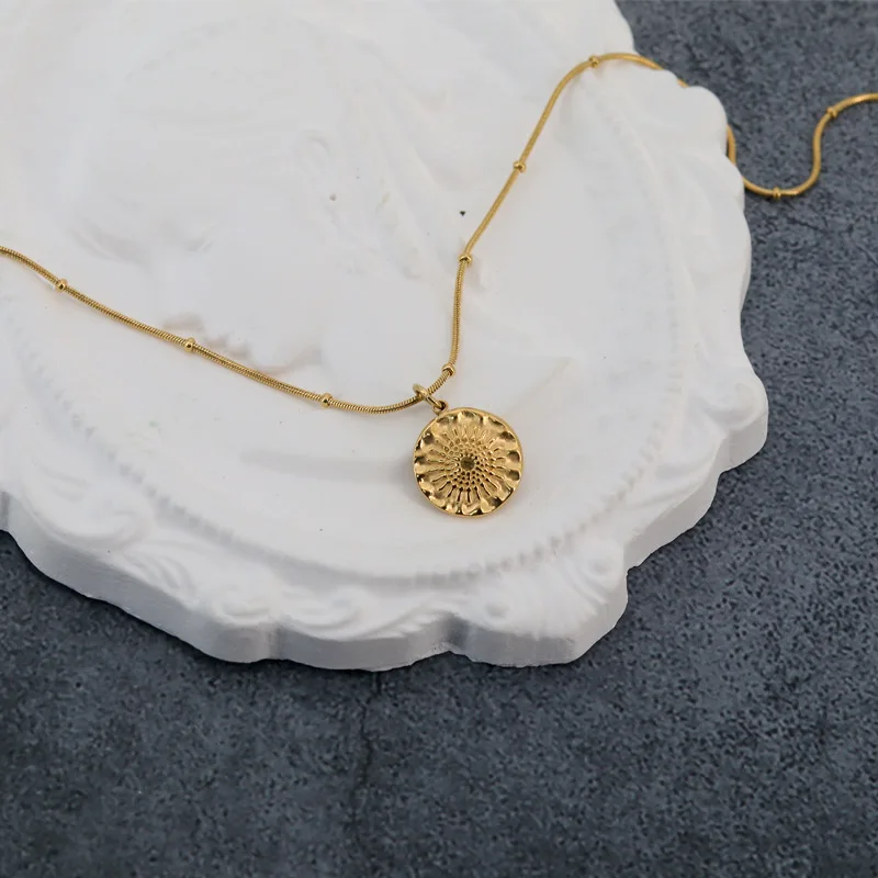 Amaiyllis 18K Gold Vintage Embossed Chrysanthemum Round Plate Necklace Pendant Fashion Snake Bone Chain Necklace Jewelry
Amaiyllis 18K Gold Vintage Embossed Chrysanthemum Round Plate Necklace Pendant Fashion Snake Bone Chain Necklace Jewelry