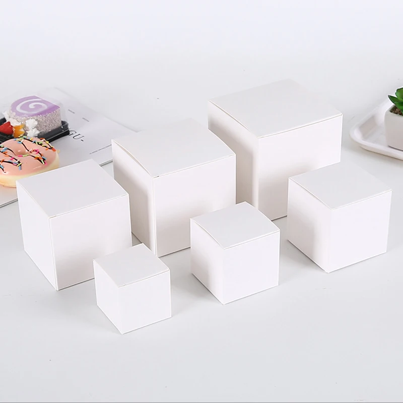 Квадратные подарочные коробки из крафт-бумаги 20/50 шт.
Квадратные подарочные коробки из крафт-бумаги 20/50 шт.