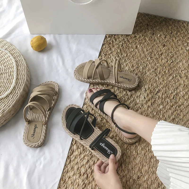 Slippers Women Summer Low Slides Female Shoes Fashion Cross-Tied Soft 2022 Flat Luxury PU Narrow Band Rubber Basic Rome Shoes Wo
Slippers Women Summer Low Slides Female Shoes Fashion Cross-Tied Soft 2022 Flat Luxury PU Narrow Band Rubber Basic Rome Shoes Wo