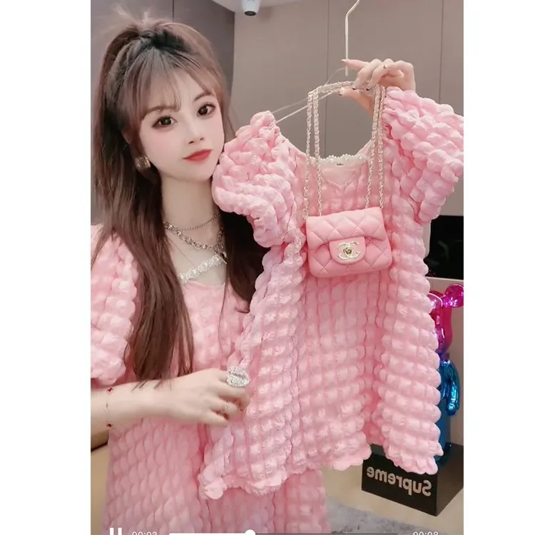 Parent-child dress summer new short style loose and thin mother-daughter dress French V-neck waffle puff sleeve plaid family mat
Parent-child dress summer new short style loose and thin mother-daughter dress French V-neck waffle puff sleeve plaid family mat