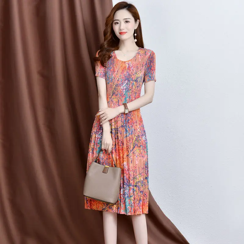 High-end fashion waist and thin a-line skirt female 2022summer design sense printing age-reducing short sleeve pleated dress
High-end fashion waist and thin a-line skirt female 2022summer design sense printing age-reducing short sleeve pleated dress