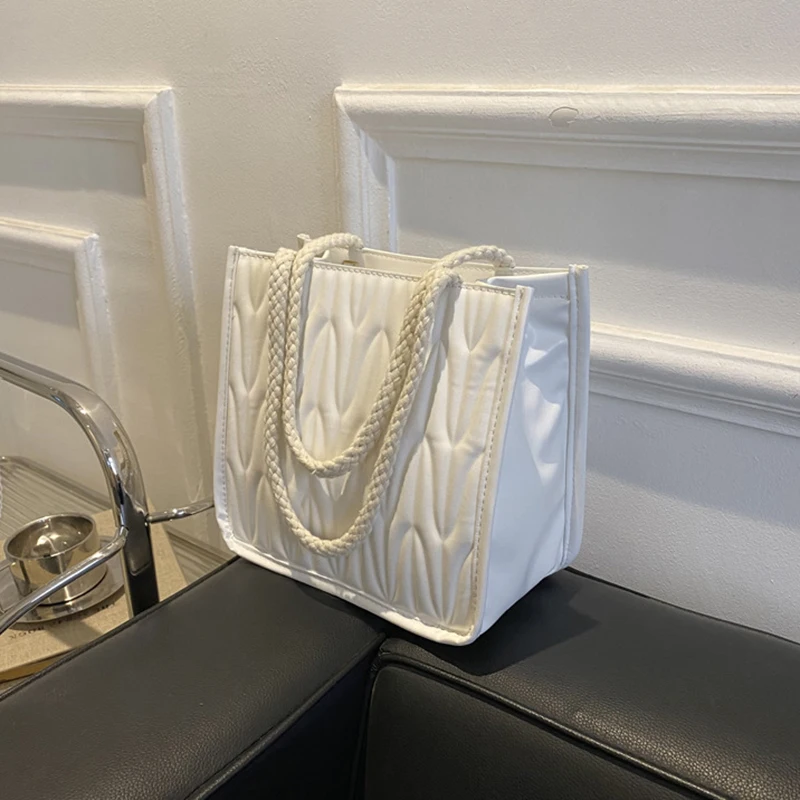 2023 New Women's Bag Four Seasons Large Capacity Fashion Retro Crease Small Square Bag Single Shoulder Underarm Handbag
2023 New Women's Bag Four Seasons Large Capacity Fashion Retro Crease Small Square Bag Single Shoulder Underarm Handbag