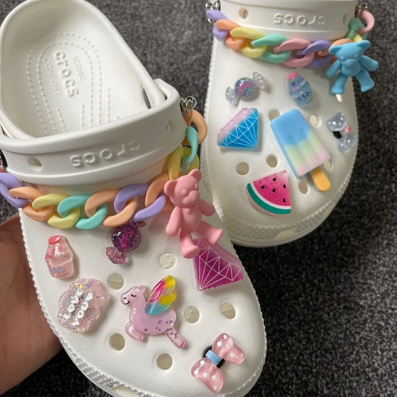 Симпатичные Подвески для Crocs DIY винтажные модные подвески для обуви дизайнерские красочные цепи медведь Сабо обувь 2021 новые брендовые аксес...
Симпатичные Подвески для Crocs DIY винтажные модные подвески для обуви дизайнерские красочные цепи медведь Сабо обувь 2021 новые брендовые аксес...