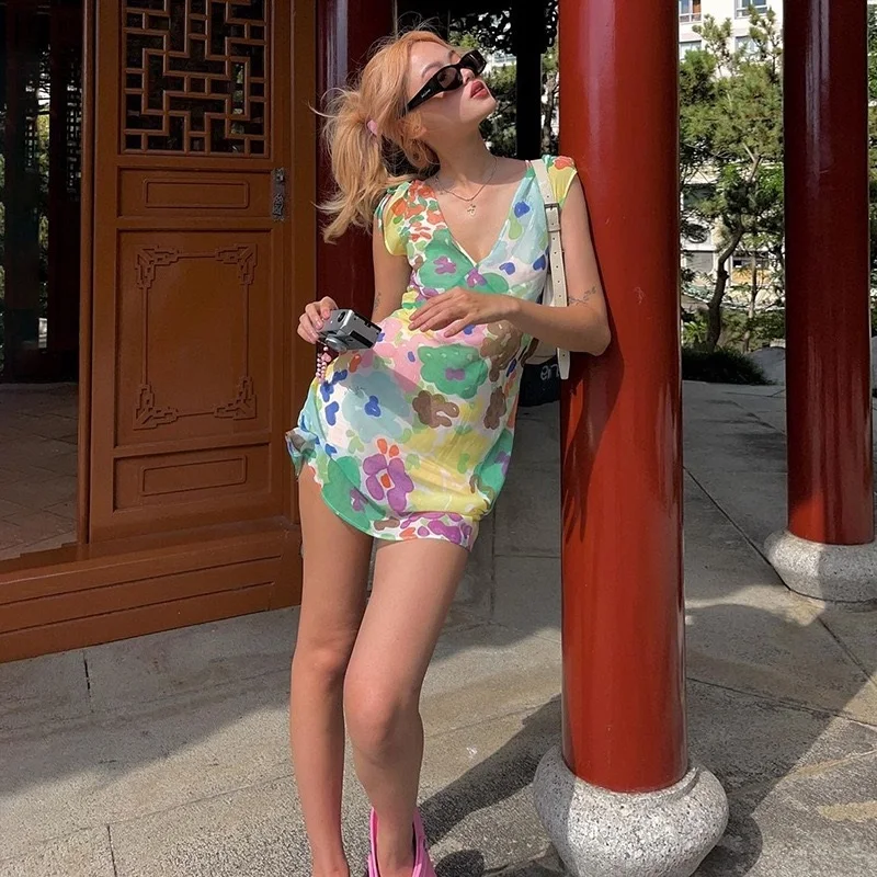 Ins European and American style 2022 spring and summer new women's fashion V-neck low chest sleeveless slim fit printed Hip
Ins European and American style 2022 spring and summer new women's fashion V-neck low chest sleeveless slim fit printed Hip