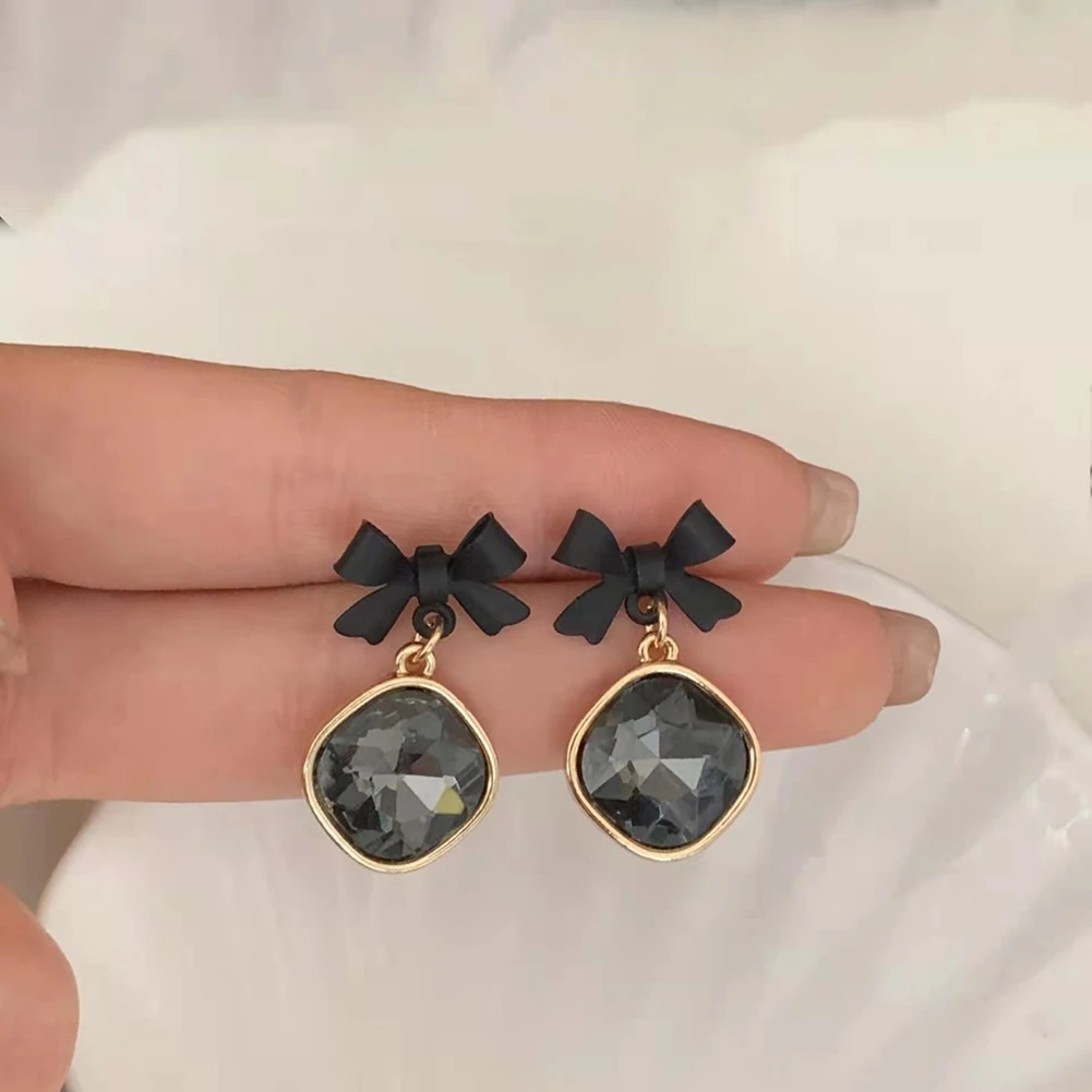 2022 New Jewelry Fashion Black Color Bowknot Cube Crystal Earring Square Bow Earrings for Women Pretty Gift
2022 New Jewelry Fashion Black Color Bowknot Cube Crystal Earring Square Bow Earrings for Women Pretty Gift