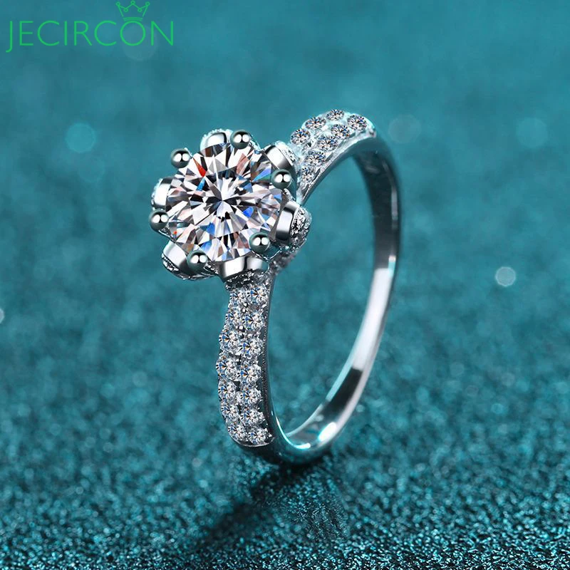 JECIRCON 1-5 Carat Moissanite Ring New 925 Sterling Silver Snow Queen Petal 6-claw Ring for Women Shiny Diamond Wedding Jewelry
JECIRCON 1-5 Carat Moissanite Ring New 925 Sterling Silver Snow Queen Petal 6-claw Ring for Women Shiny Diamond Wedding Jewelry
