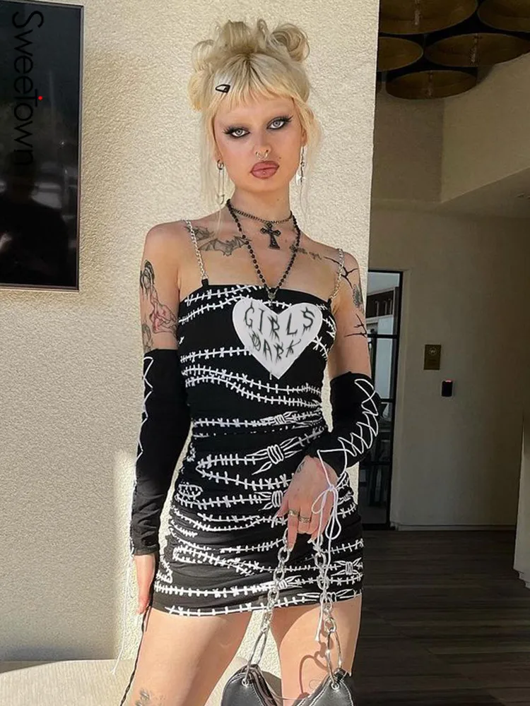 Женское облегающее мини-платье с принтом в готическом стиле
Женское облегающее мини-платье с принтом в готическом стиле