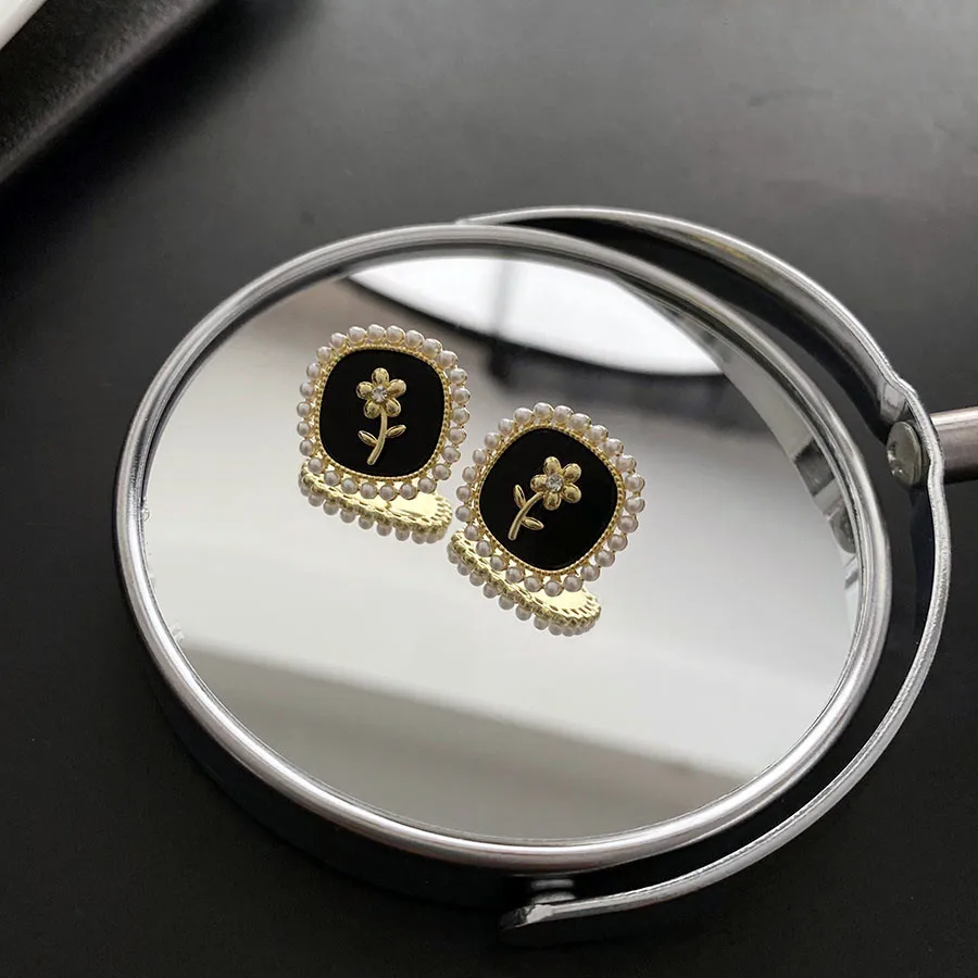 RACHELZ French Vintage Square Flower Charm Earrings Fashion Black Drip Oil Pearl Earring For Women Temperament Jewelry Gift
RACHELZ French Vintage Square Flower Charm Earrings Fashion Black Drip Oil Pearl Earring For Women Temperament Jewelry Gift