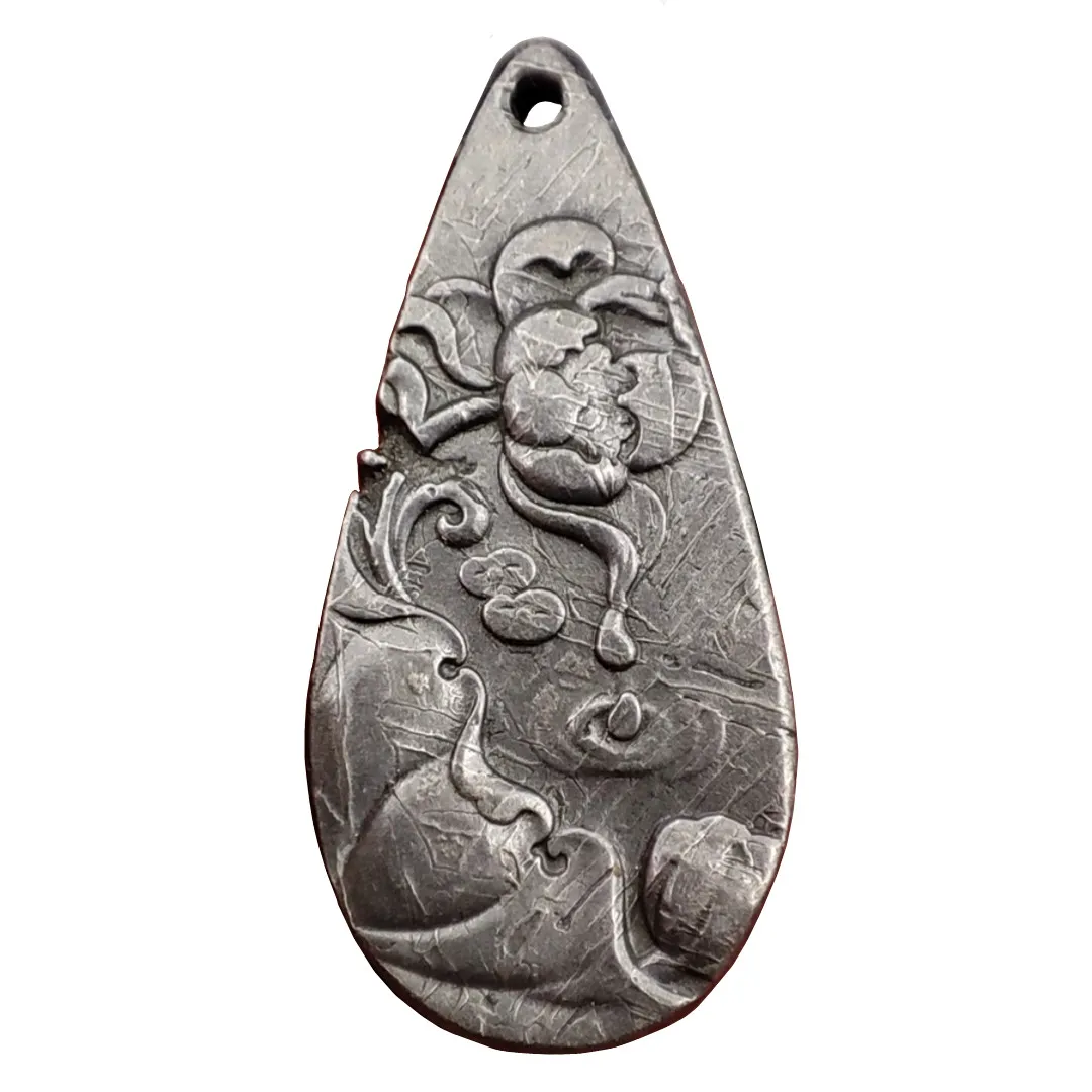 High-quality Altay meteorite iron 15.7g iron meteorite Tiantie Enlightenment Lotus body pendant 
High-quality Altay meteorite iron 15.7g iron meteorite Tiantie Enlightenment Lotus body pendant