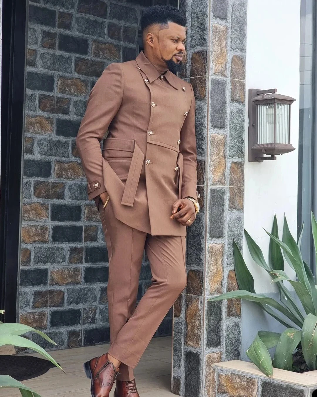 Мужские костюмы, двубортный пиджак и брюки, красивые облегающие костюмы, деловые костюмы с высоким воротником, для свадьбы, двубортные коричневые повседневные Костюмы в дворцовом стиле
Мужские костюмы, двубортный пиджак и брюки, красивые облегающие костюмы, деловые костюмы с высоким воротником, для свадьбы, двубортные коричневые повседневные Костюмы в дворцовом стиле