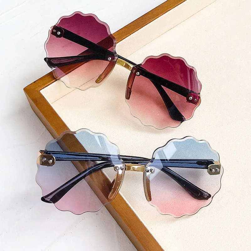 New Rimless Kids Round Sunglasses Fashion Cute Baby Eyewear Summer Flower Wave Rimless Gradient Mirrors Glasses A87926
New Rimless Kids Round Sunglasses Fashion Cute Baby Eyewear Summer Flower Wave Rimless Gradient Mirrors Glasses A87926