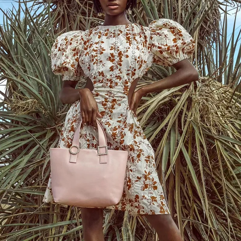 Temperament pastoral style ladies print skirt 2022 summer new round neck puff sleeves personality waist hollow dress
Temperament pastoral style ladies print skirt 2022 summer new round neck puff sleeves personality waist hollow dress
