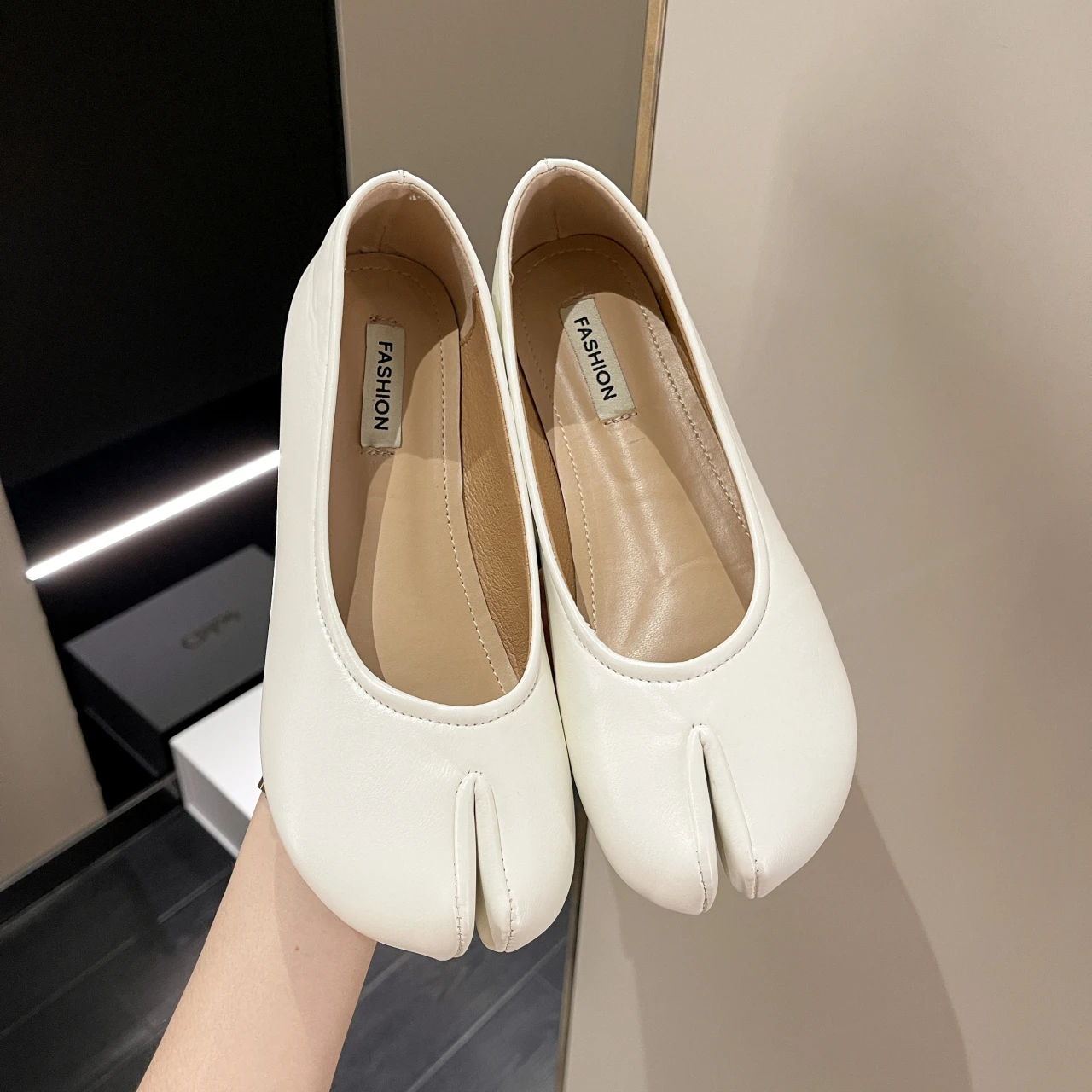 Women's Spring Shoes 2022 Tabi Loafers for Ballet Flats Without Heels Casual Elegant Galoshes Barefoot Trendyol Luxury Kawaii
Women's Spring Shoes 2022 Tabi Loafers for Ballet Flats Without Heels Casual Elegant Galoshes Barefoot Trendyol Luxury Kawaii