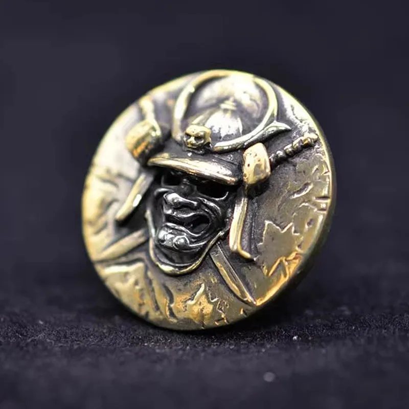 Ретро латунный шлем самурая с черепом
Ретро латунный шлем самурая с черепом