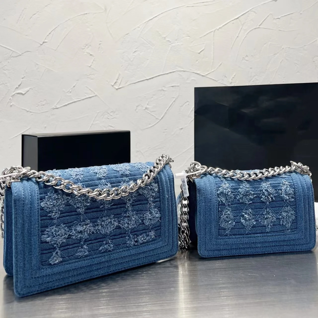 Простая роскошная женская винтажная сумка-мессенджер из потертого денима в клетку с V-образным вырезом, дизайнерская женская сумка на цепоч...
Простая роскошная женская винтажная сумка-мессенджер из потертого денима в клетку с V-образным вырезом, дизайнерская женская сумка на цепоч...