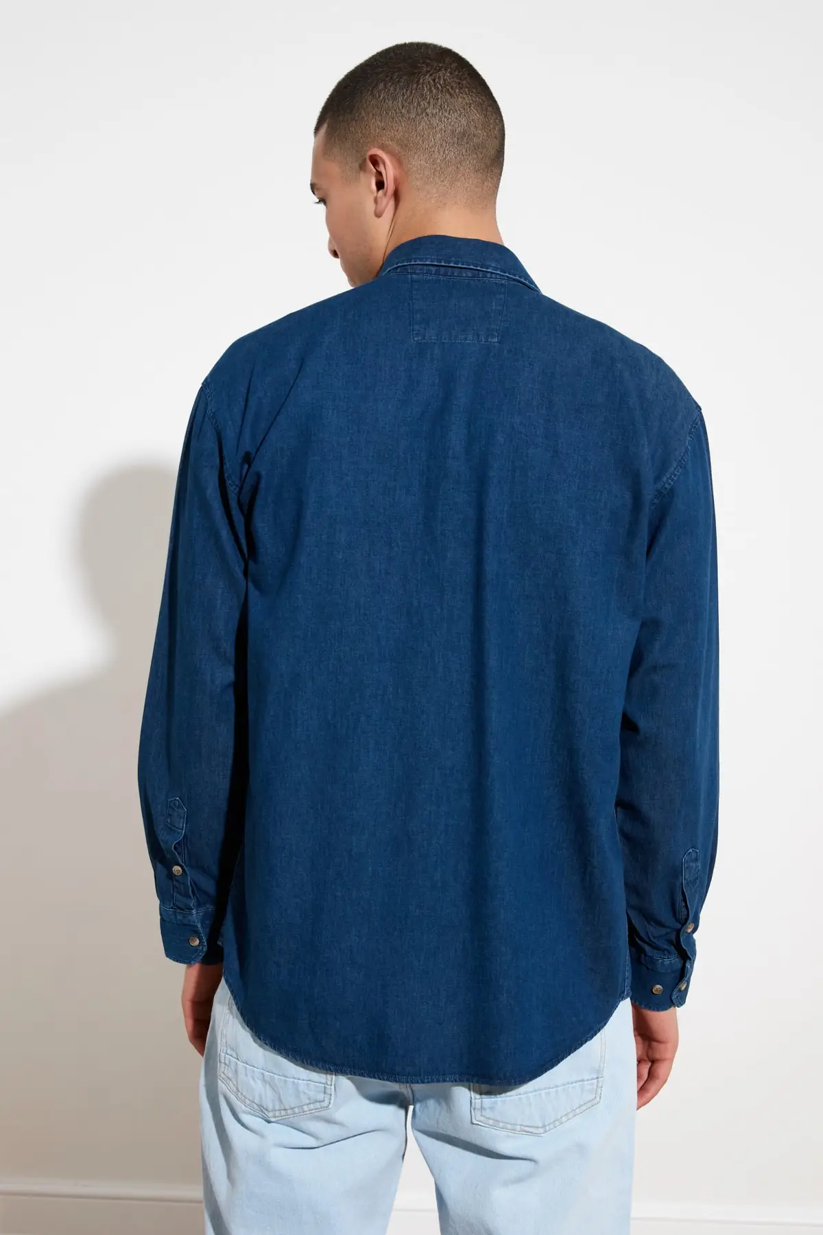 Trendyol Men 'S Relax Fit Double Pocket Clamshell Denim Shirt TMNSS21GO0562
Trendyol Men 'S Relax Fit Double Pocket Clamshell Denim Shirt TMNSS21GO0562
