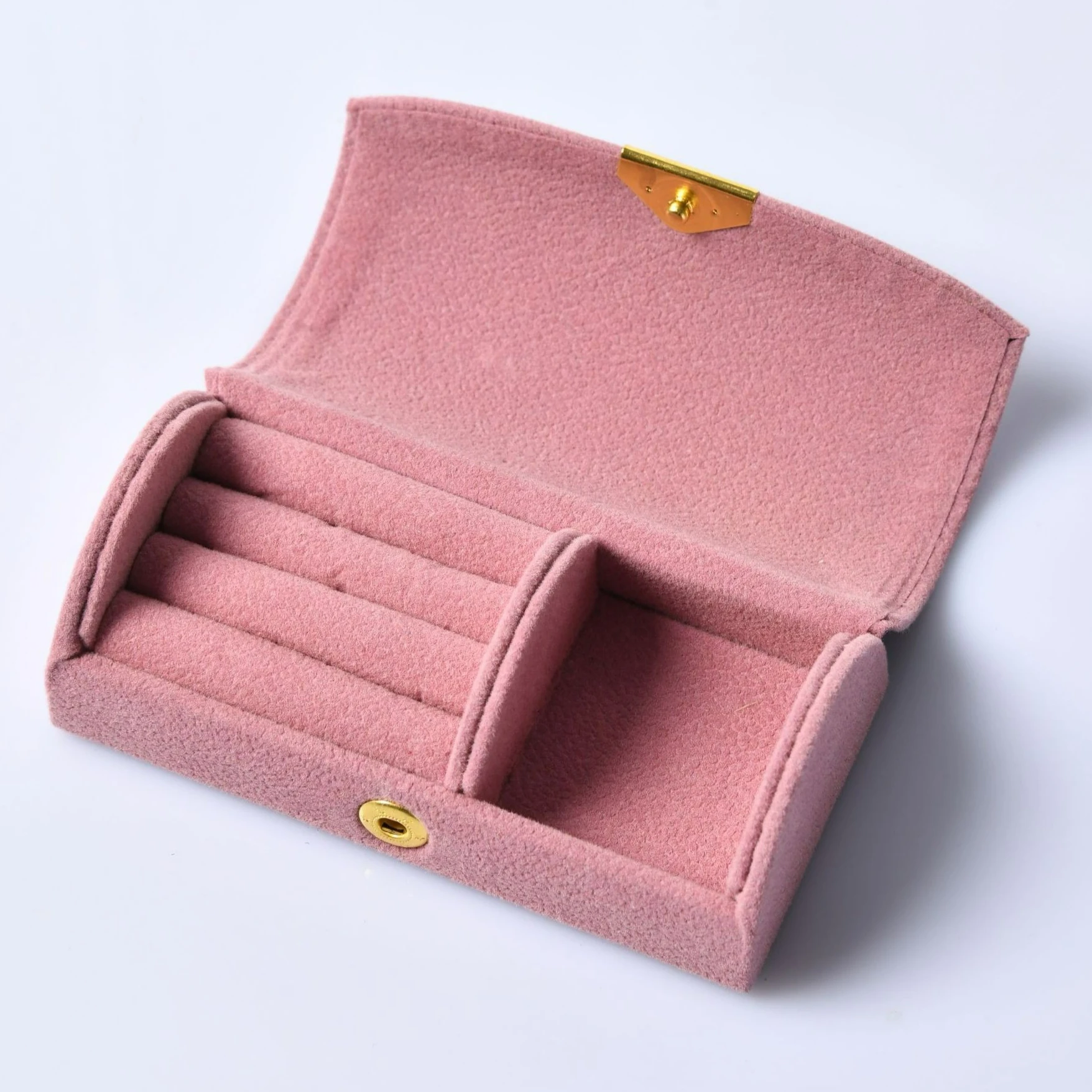 Бархатная шкатулка для украшений
Бархатная шкатулка для украшений