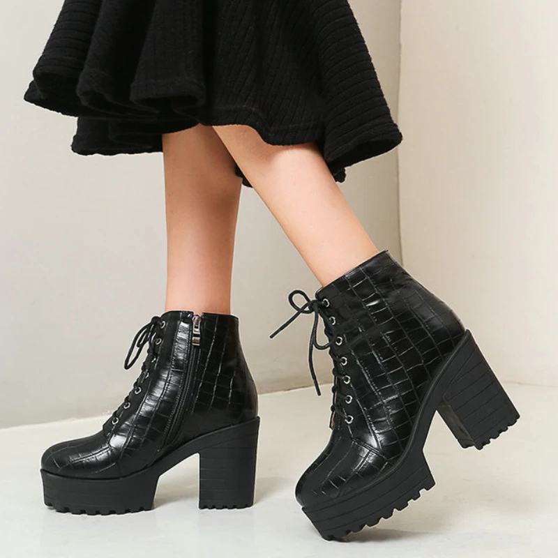 Женские ботильоны на платформе из искусственной кожи, зимние ботинки на высоком устойчивом каблуке, модная женская обувь на молнии, большой размер 43 
Женские ботильоны на платформе из искусственной кожи, зимние ботинки на высоком устойчивом каблуке, модная женская обувь на молнии, большой размер 43