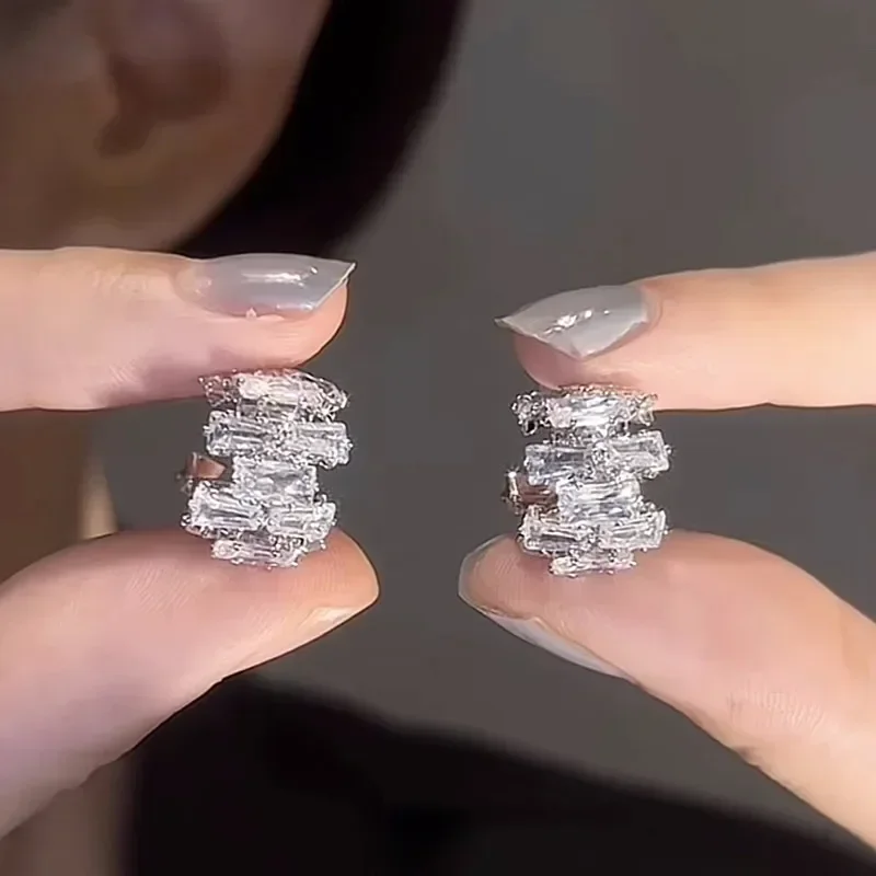 New Exquisite Irregular Zircon C-shaped Earrings for Women Personalized Luxurious Daily Accessories Party Jewelry Birthday Gifts
New Exquisite Irregular Zircon C-shaped Earrings for Women Personalized Luxurious Daily Accessories Party Jewelry Birthday Gifts