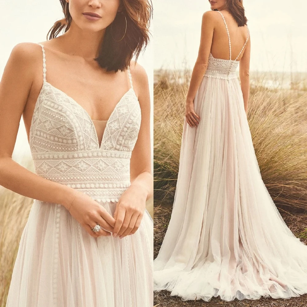 Sexy Spaghetti Straps Bridal Gown V-Neck Backless Lace Appliques Tulle A-Line Floor Length Formal Evening Party Gown
Sexy Spaghetti Straps Bridal Gown V-Neck Backless Lace Appliques Tulle A-Line Floor Length Formal Evening Party Gown