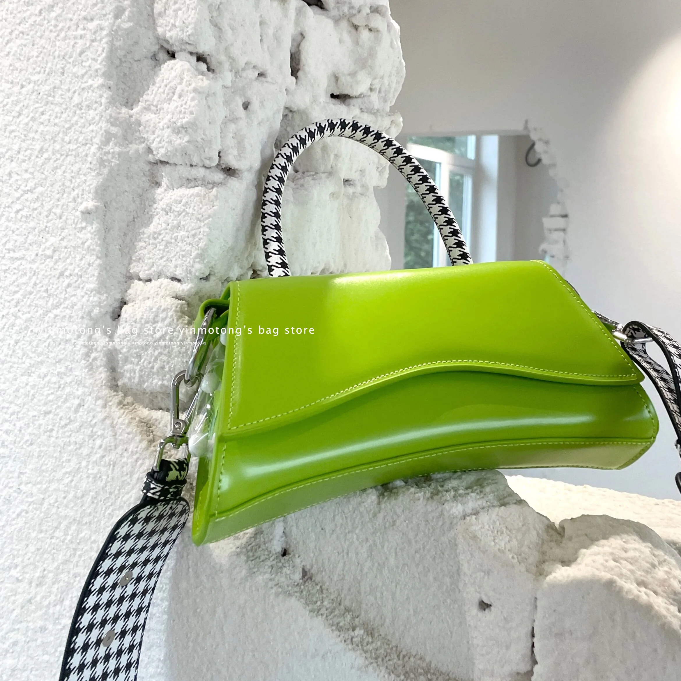 Korean buyer niche designer original green French portable envelope bag medieval crescent messenger bag summer female
Korean buyer niche designer original green French portable envelope bag medieval crescent messenger bag summer female